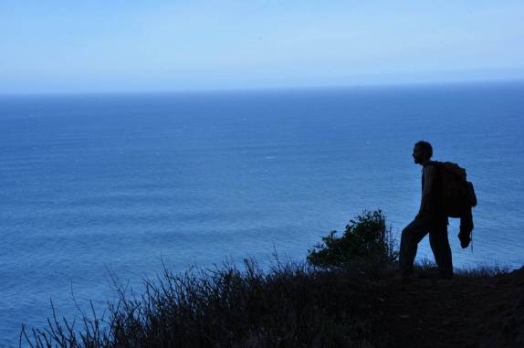 Admirando o oceano na trilha do Kalalau, na Na'Pali Coast, costa norte do Kauai, no Havaí